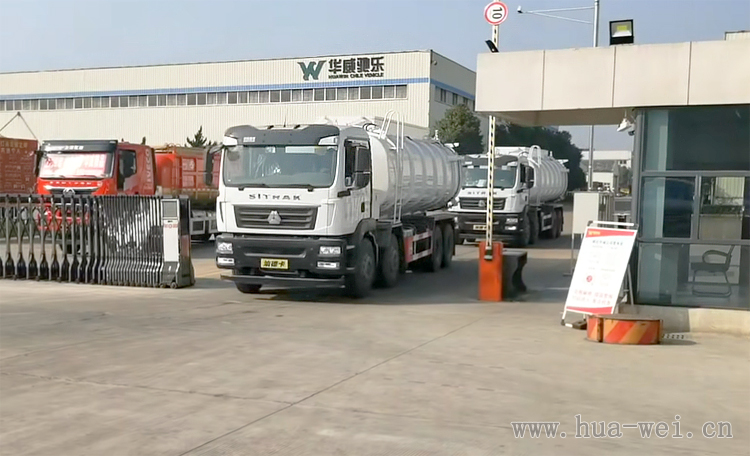  兩臺(tái)8x4重汽汕德卡【國(guó)六排放】污泥罐車發(fā)往廣東市場(chǎng)