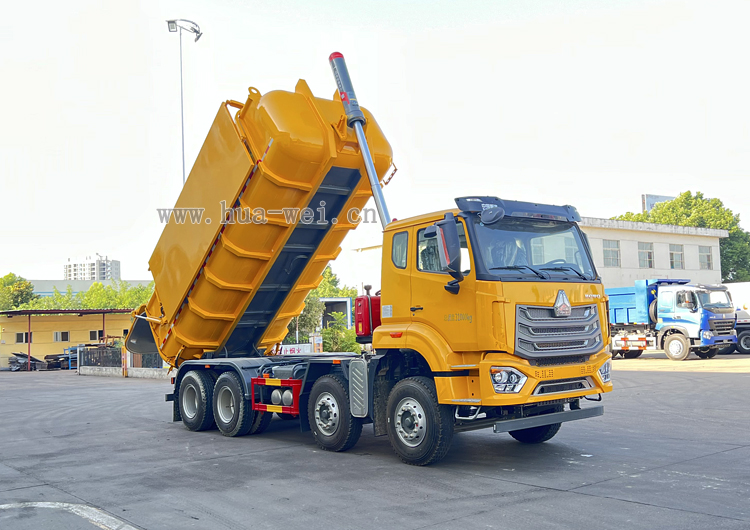 “華威馳樂(lè)”牌8x4輕量化污泥運(yùn)輸車銷往河北污泥處置中心
