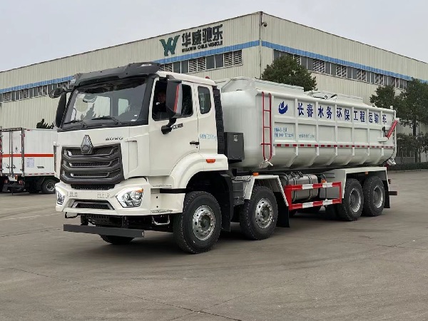 長(zhǎng)春水務(wù)局再次定購(gòu)三臺(tái)重汽8x4廂式污泥運(yùn)輸車（圖片）