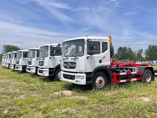 8臺(tái)東風(fēng)多利卡D9車廂可卸式垃圾車 批量交付河北XX環(huán)保局