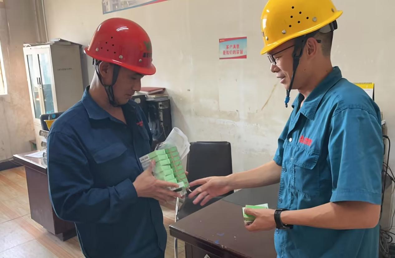夏日送清涼 關(guān)愛(ài)暖人心 華威公司全力保障車間員工防暑降溫