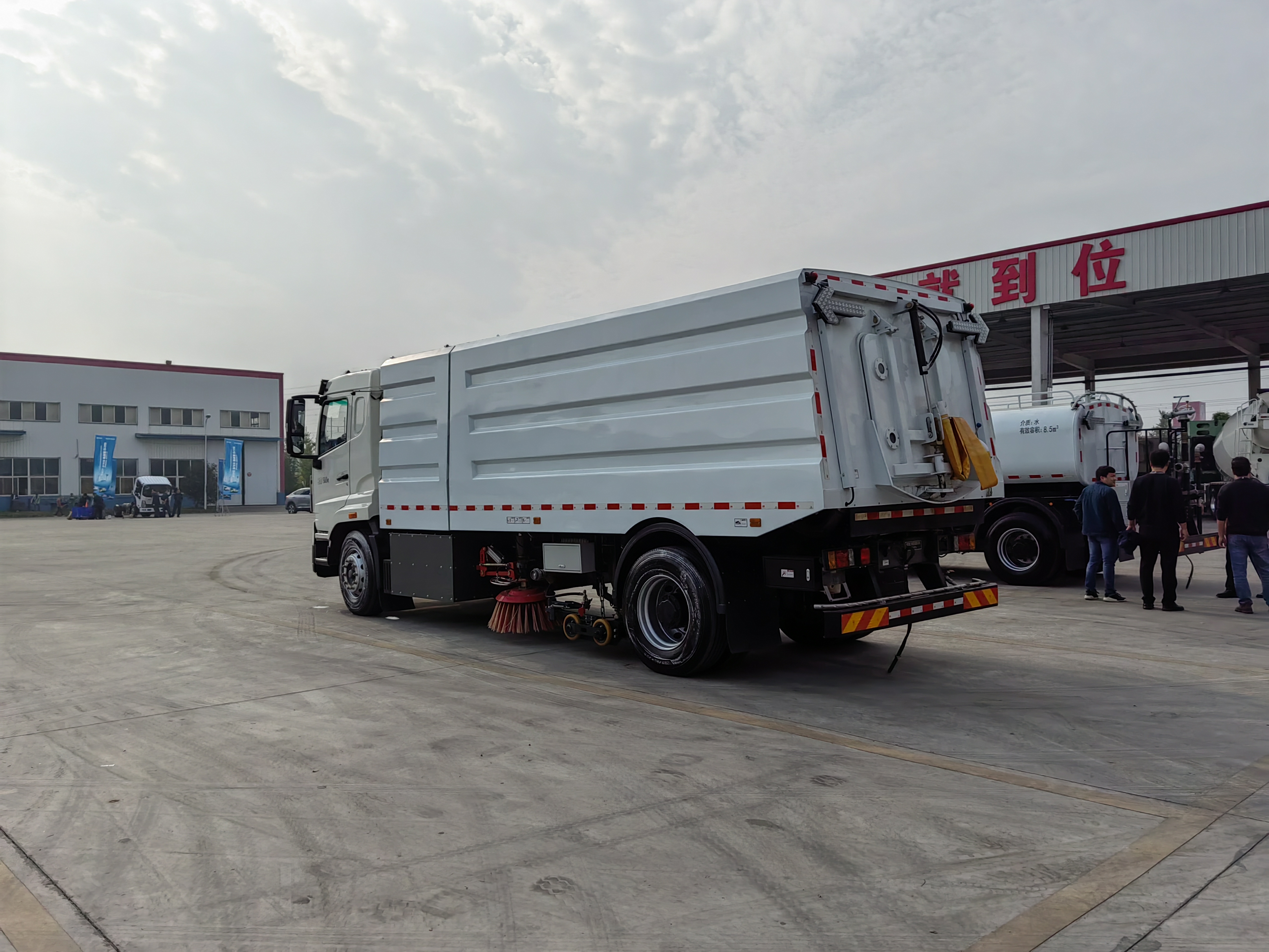 華威馳樂(lè)牌SGZ5180TXSZBEV型純電動(dòng)洗掃車