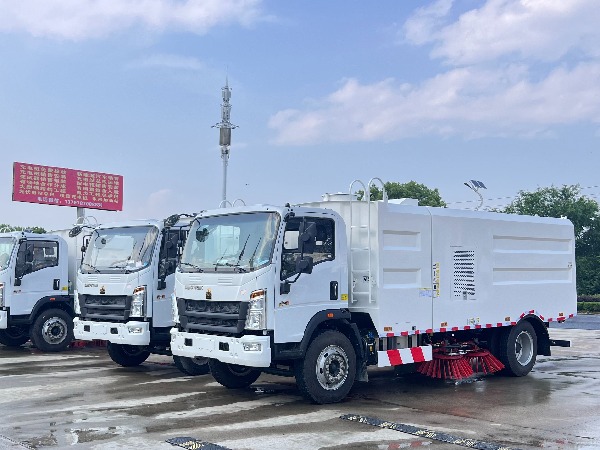 SGZ5120TSL型掃路車再次交付給中國(guó)重汽集團(tuán)下屬成員單位