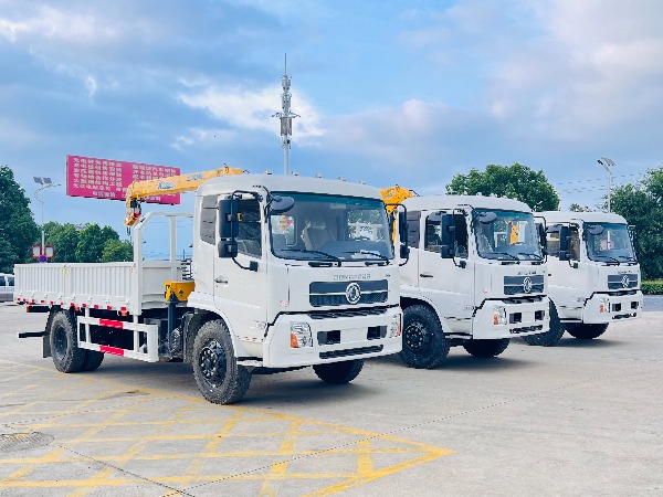 隨車吊出口車型推薦|東風底盤選裝徐工3.2噸三節(jié)直臂吊機|隨車起重運輸車